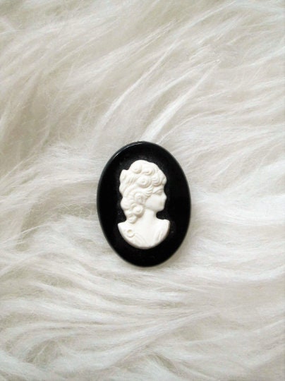 Vintage Black & Ivory Victorian CAMEO Retro Silhouette Brooch